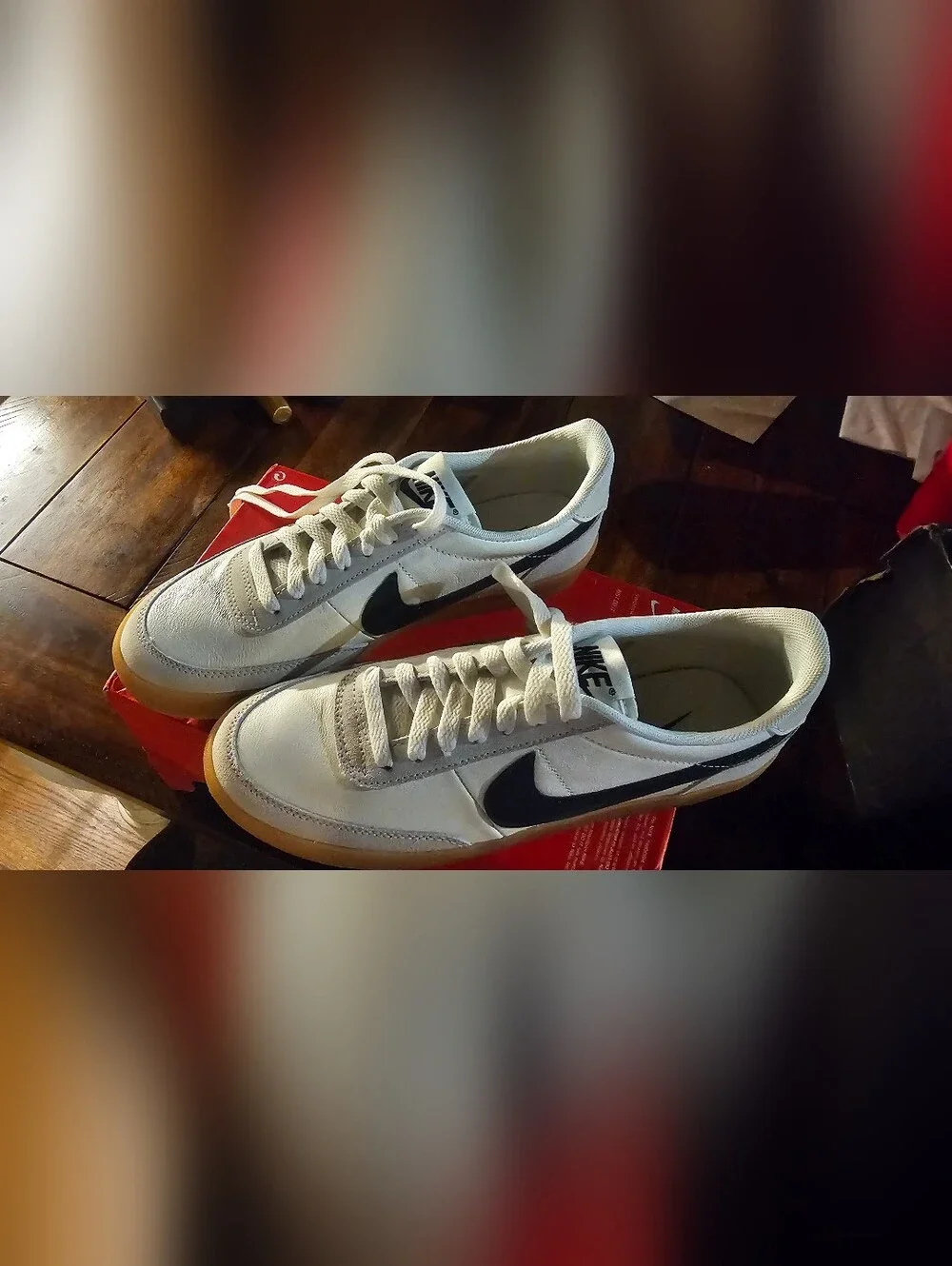 Nike 7.5 Men’s White Sneakers with Black Swoosh